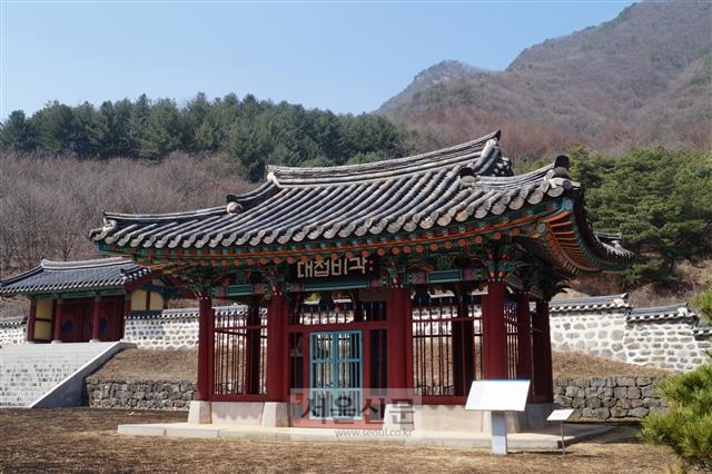 권율 장군을 기리는 충장사(忠莊祠)와 대첩비각.