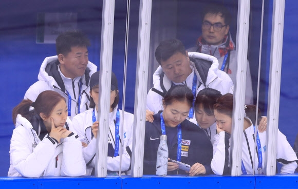 5일 오후 강원도 강릉 관동하키센터에서 열린 여자 아이스하키 남북 단일팀 훈련에서 선수들이 스마트폰을 보며 이야기를 하고 있다. 연합뉴스