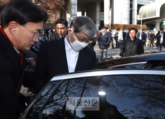 장충기 전 삼성그룹 미래전략실 차장(사장)이 5일 오후 서울 서초구 서울고등법원에서 열린 뇌물공여 등 항소심 선고 공판에서 집행유예를 선고받은 후 차량에 오르고 있다. 1심에서 징역 4년형을 선고받은 장 전 사장은 이날 항소심에서 징역 2년에 집행유예 3년으로 감형돼 풀려났다. 손형준 기자 boltagoo@seoul.co.kr