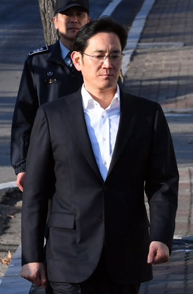 항소심에서 징역 2년 6개월에 집행유예 4년을 선고받은 이재용 삼성전자 부회장이 5일 오후 의왕시 서울구치소를 나서고 있다. 2018. 02. 05 박윤슬 기자 seul@seoul.co.kr
