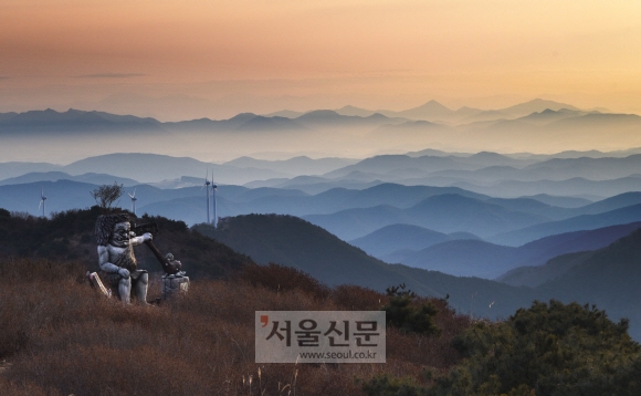 한우산 자락에서 굽어본 풍경. 설화원 입구를 지키고 있는 도깨비 조형물이 금방이라도 방망이를 휘두르며 ‘돈 나와라 뚝딱!’ 주문을 외칠 듯하다.
