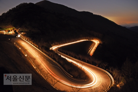 ‘색소폰 도로’라 불리는 한우산 순환도로 야경.