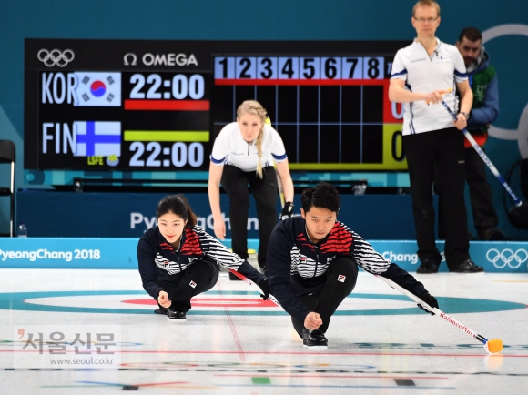 2018평창올림픽 개막을 하루 앞둔 8일 오전 강릉컬링센터에서 열린 컬링 믹스더블(혼성 2인조) 예선 1차전 한국 대 핀란드 경기가 열리고 있다. 2018.2.8 박지환 기자 popocar@seoul.co.kr