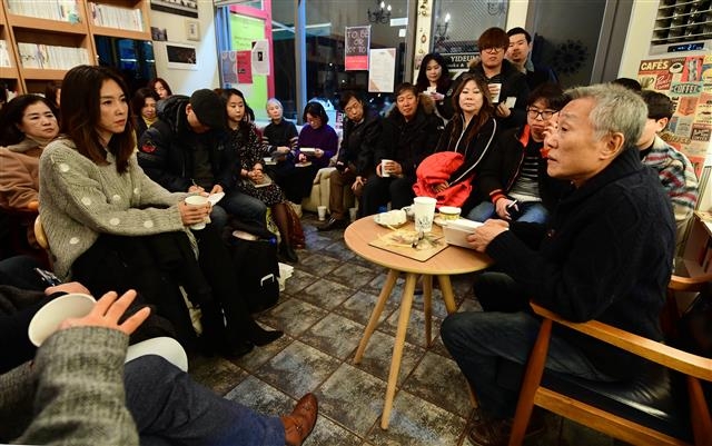 경기 일산 주민인 황석영(오른쪽) 작가는 든든한 동네책방 지킴이다. 지난 1일에도 일산 ‘책방 이듬’에서 “(책방이)망하면 안 된다”며 독자 강연회를 자청했다. 정연호 기자 tpgod@seoul.co.kr