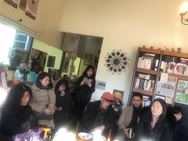 ‘책방 이듬’의 주말 모임에서 황인숙(왼쪽) 시인을 둘러싸고 시집을 읽는 사람들. 정연호 기자 tpgod@seoul.co.kr