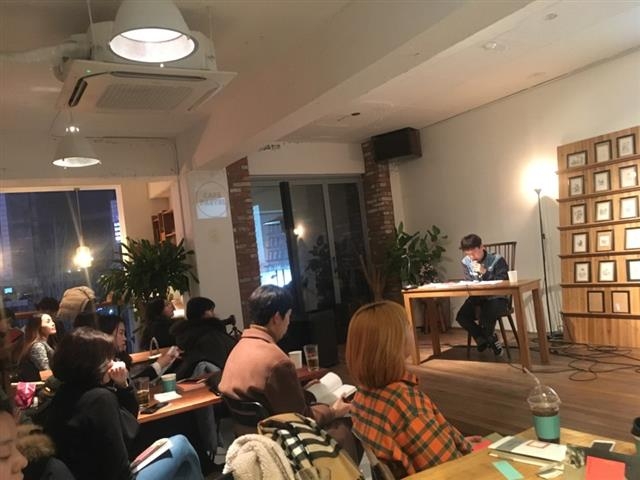 새 시집을 낸 김현 시인이 지난달 31일 신촌의 책방 ‘위트 앤 시니컬’에서 독자들과 ‘번개 모임’을 가졌다. 지방에서 급히 올라온 독자도 있었다. 정연호 기자 tpgod@seoul.co.kr