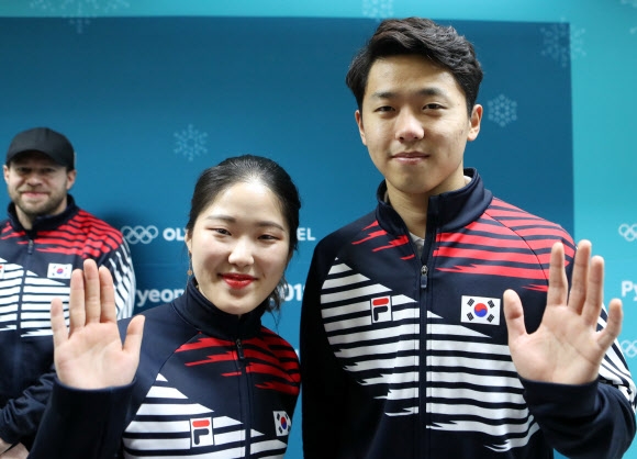 컬링 믹스더블(혼성 2인조)의 장혜지(왼쪽)·이기정(오른쪽). 연합뉴스