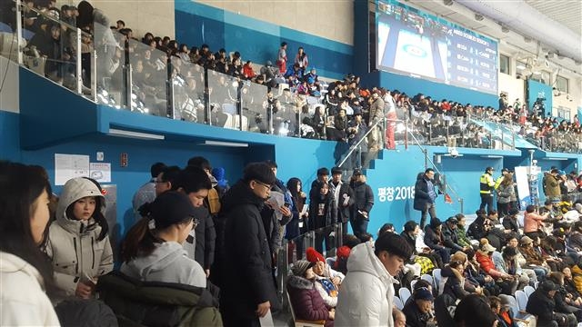 8일 컬링 믹스더블 예선 세션 A가 열린 강릉 컬링센터에서 자리에 앉지 못한 채 통로에 서서 경기를 관람하는 중학생 단체 관객들.