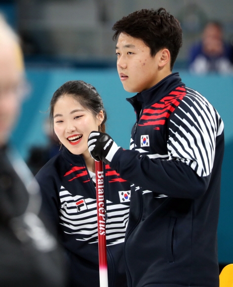 2018 평창올림픽 개막을 하루 앞둔 8일 강릉컬링센터에서 한국 이기정 선수와 장혜지 선수가 컬링 믹스더블(혼성 2인조) 예선 2차전 한국 대 중국 경기를 하고 있다. 평창 박지환 기자 popocar@seoul.co.kr