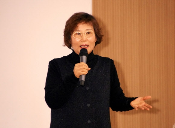 지난 10일 서울 마포중앙도서관에서 열린 한국작가회의 정기총회에서 이경자 소설가가 인사말을 하고 있다. 연합뉴스
