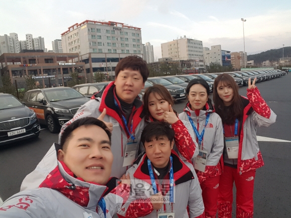 평창동계올림픽 강릉선수촌에서 선수단 차량을 관리하는 단기지원인력 정도영(앞쪽부터)·김우현·배상훈·최예슬·한아란·전민주씨가 11일 모처럼 한데 모였다.