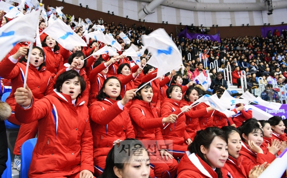 지난 10일 강원 강릉 아이스아레나서 열린 평창동계올림픽 쇼트트랙 여자 500m 예선에서 북측 응원단이 한반도기를 흔들며 뜨거운 응원전을 펼치고 있다. 강릉 박지환 기자 popocar@seoul.co.kr