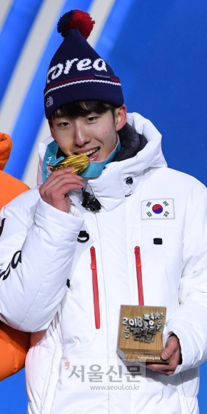 평창동계올림픽 쇼트트랙 남자 1500m에서 우승해 한국에 첫 금메달을 안긴 임효준이 11일 평창 올림픽메달플라자에서 열린 시상식에서 금메달을 깨물어 보며 기뻐하고 있다. 임효준은 남은 500m, 1000m, 5000m계주에 출전해 대회 다관왕에 도전한다. 평창 도준석 기자 pado@seoul.co.kr