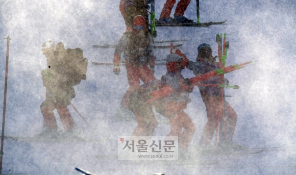 강풍으로 여자 알파인 대회전 경기가 취소된 가운데 강원도 평창 용평알파인 스키장에서 자원봉사자들이 눈보라 속에서 설치된 기문을 정리하고 있다. 2018. 02. 12 박지환 기자 popocar@seoul.co.kr
