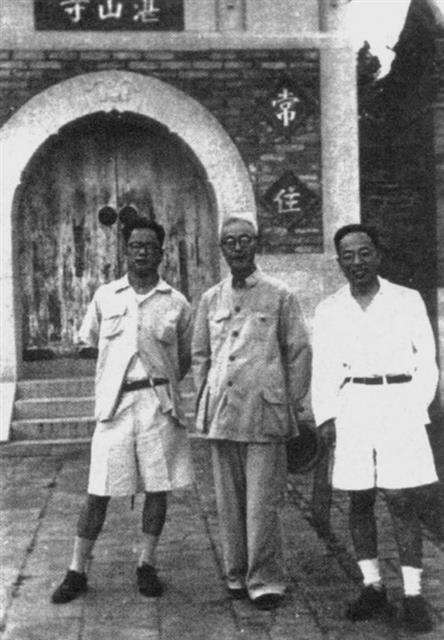 ‘중국역사지도집’을 만든 탄치샹(왼쪽)과 구제강(顧頡剛·가운데)은 1950년대 후반~1960년대 초반 베이징대학에서 북한의 리지린를 가르친 역사학자로서 고사변파의 대표학자다. 1957년.