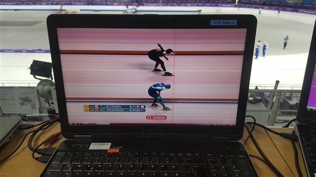 지난 11일 스피드스케이팅 남자 5000m 9조의 테드 얀 블루먼과 스베레 룬데 페데르센이 피니시 라인을 통과하는 순간을 포토피니시 카메라로 촬영한 사진. 인코스의 블루먼(위쪽)의 스케이트 날이 아웃코스의 페데르센보다 앞서 라인을 통과하고 있다.