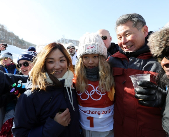 경기를 마친 뒤 아버지 김종진(오른쪽)씨, 어머니 윤보란씨와 포즈를 취하고 있다. 평창 연합뉴스