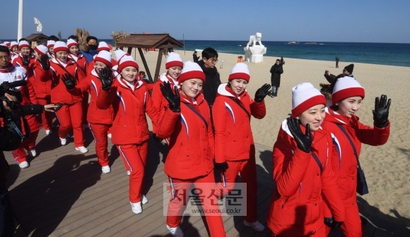 “반갑습니다” 경포 해변 찾은 북한 응원단