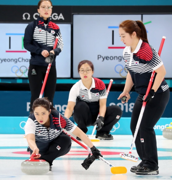 사상 첫 올림픽 메달에 도전하는 한국 여자 컬링 대표팀(4인조) 선수들이 15일 캐나다, 일본과의 평창동계올림픽 첫날 경기에 대비해 지난 12일 오후 강릉컬링센터에서 훈련에 열중하고 있다. 강릉 연합뉴스