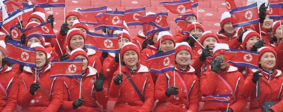 14일 강원도 평창 용평알파인스키장에서 북한응원단이 응원응 하고 있다.  박지환 기자 popocar@seoul.co.kr