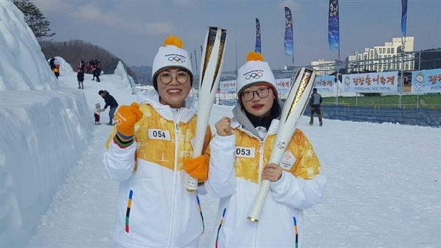 지난 9일 성화 봉송 주자로 참가한 엄마 윤화자(왼쪽) 평창동계올림픽 바이애슬론 심판과 딸 석재은양이 성화를 들고 웃음 짓고 있다. 윤화자씨 제공