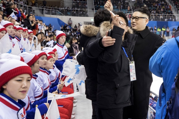 14일 오후 강원도 강릉시 관동하키센터에서 열린 평창동계올림픽 여자 아이스하키 조별리그 B조 남북단일팀-일본 경기에서 김정은 북한 노동당 위원장의 모습을 흉내내는 ’코스프레’ 인물이 응원단 앞에 나타나 관계자들에게 제지당하고 있다. 지난 9일 열린 개회식에서 일반석 입장권을 가지고 미디어석에 들어와 제지당한 인물로 보인다.  연합뉴스