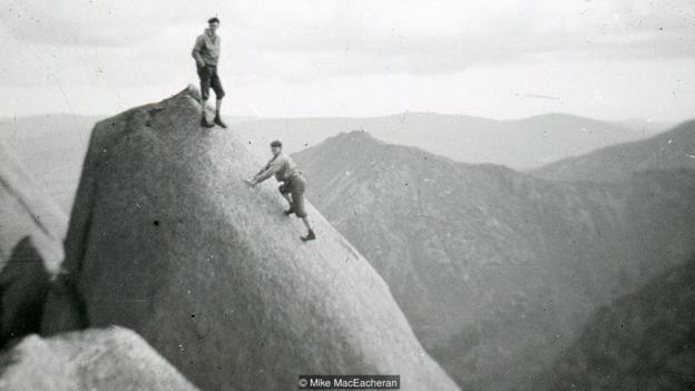 마이크의 아버지가 아이귈레 두 그레폰(3482m)의 교회 첨탑 같은 정상에서 멋진 포즈를 취하고 있다. BBC 홈페이지 캡처
