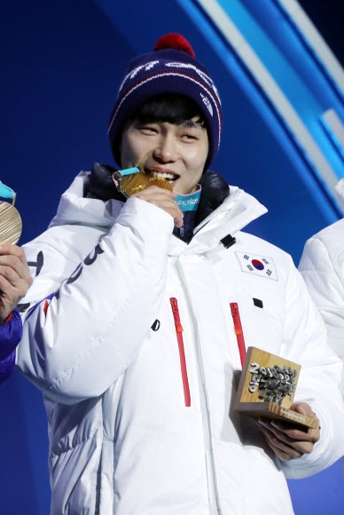 2018평창동계올림픽 남자 스켈레톤에서 금메달을 차지한 윤성빈이 지난 16일 강원도 평창 메달플라자에서 열린 시상식에서 메달을 깨물고 있다. 연합뉴스