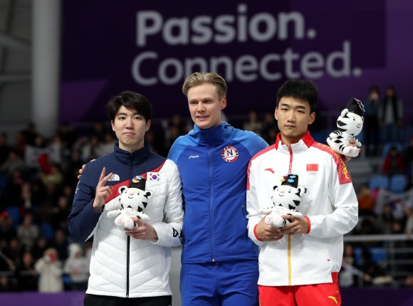 차민규(왼쪽)가 19일 강원 강릉 스피드스케이팅경기장에서 열린 스피드스케이팅 남자 500m 경기에서 은메달을 확정한 뒤 금메달 주인공 호바르 로렌첸(가운데·노르웨이), 동메달을 딴 가오팅위(중국)와 함께 기념촬영을 하고 있다. 강릉 연합뉴스