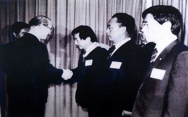박인근(오른쪽 세 번째)씨에게 훈장을 주고 그와 악수하는 전두환씨. 형제복지원 사건 진상 규명을 위한 대책위원회 제공