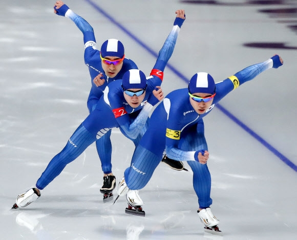 이승훈, 김민석, 정재원으로 꾸려진 한국 남자 스피드스케이팅 대표팀이 지난 18일 강릉 스피드스케이팅장에서 열린 평창동계올림픽 팀추월 준준결승에서 줄지어 레이스를 펼치고 있다. 강릉 연합뉴스