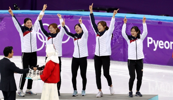 한국 쇼트트랙 여자 대표팀이 20일 강원 강릉아이스아레나에서 열린 평창동계올림픽 3000m 계주 결승에서 가장 먼저 결승선을 끊으며 통산 여섯 번째 금메달을 목에 걸었다. 선수들이 베뉴(경기장) 세리머니에서 두 팔을 번쩍 들어올린 채 손으로 숫자 ‘1’을 나타내고 있다. 강릉 박지환 기자 popocar@seoul.co.kr