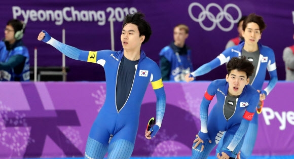 이승훈(흰색), 김민석(노란색), 정재원(빨간색)이 호흡을 맞춘 한국 남자 빙속대표팀이 21일 강릉오벌에서 평창동계올림픽 남자 팀추월 준결승전에서 마지막 바퀴에서 뉴질랜드에 대역전극을 거두고 결승선을 통과하고 있다.연합뉴스