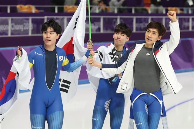 평창동계올림픽 은메달 쾌거를 이룬 스피드스케이팅 대표팀 김민석(왼쪽부터)·정재원·이승훈이 21일 강원 강릉빙상장에서 열린 남자 팀추월 결승전을 마친 후 함께 태극기를 휘날리며 링크를 돌고 있다. 한국은 3분38초52를 기록, 노르웨이에 1초20 차로 밀려 아쉽게 금메달을 놓쳤다. 강릉 뉴스1