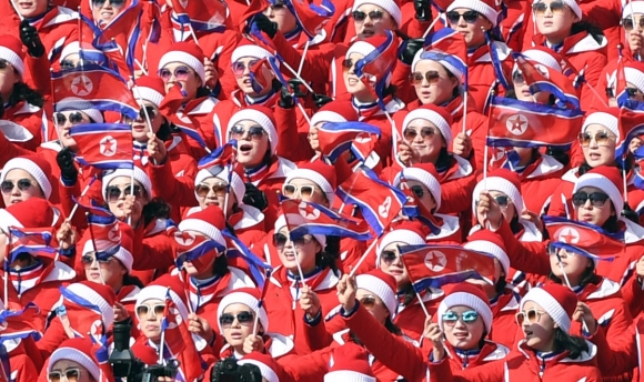 22일 강원도 평창 용평알파인경기장을 찾은 북한 응원단이 평창에서 마지막 응원을 하고 있다. 박지환 기자 popocar@seoul.co.kr