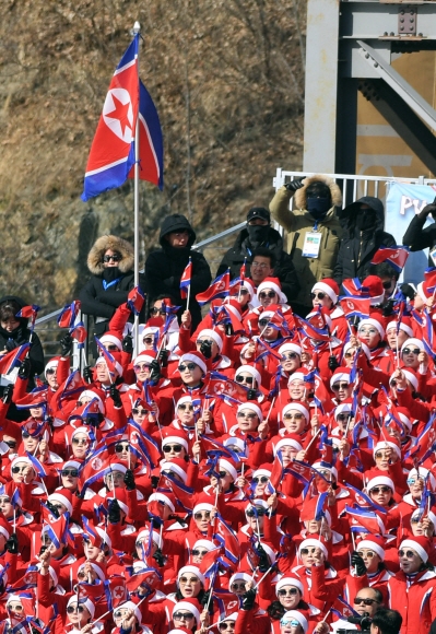 22일 강원도 평창 용평알파인경기장을 찾은 북한 응원단이 평창에서 마지막 응원을 하고 있다. 박지환 기자 popocar@seoul.co.kr