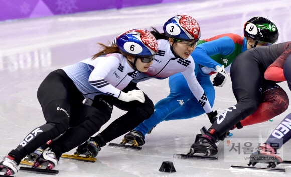 22일 강릉아이스아레나에서 열린 여자 1000m 결승에서 심석희 선수와 최민정 선수가 충돌하고 있다. 강릉 박지환 기자 popocar@seoul.co.kr