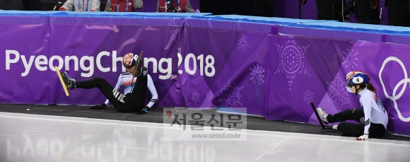 22일 강릉 아이스아레나에서 열린 2018 평창동계올림픽 쇼트트랙 여자 1,000m 결승에서 한국 최민정, 심석희 선수가 넘어지고 있다. 강릉 박지환 기자 popocar@seoul.co.kr