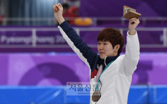 23일 강릉 스피드 스케이팅 경기장에서 열린 2018 평창동계올림픽 스피드 스케이팅 남자 1000m에서 동메달을 차지한 김태윤 선수가 시상식에서 동메달을 목에 걸고 손을 들어올리고 있다. 박지환 기자 popocar@seoul.co.kr