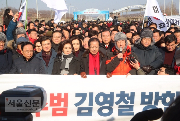 25일 오전 홍준표 자유한국당 대표, 김성태 원내대표 및 김무성 김영철방한저지투쟁위위원장을 비롯한 당 소속 의원들과 당원, 시민이 김영철 북한 노동당 중앙위원회 부위원장 겸 통일전선부장의 방한을 저지하기 위해 통일대교 남단을 점거한 채 시위하고 있다. 2018.2.25. 이종원 선임기자 jongwon@seoul.co.kr