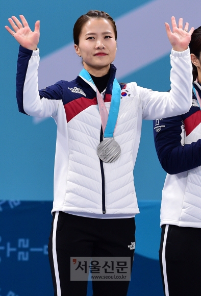 대한민국 여자 컬링 대표 김은정이 25일 강원 강릉컬링센터에서 열린 2018 평창동계올림픽 컬링 여자 결승전 스웨덴과의 경기에서 은메달을 딴 뒤 시상대에서 포즈를 취하고 있다.2018.2.25 강릉 박지환 기자 seoul.co.kr