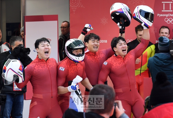 25일 평창 슬라이딩 센터에서 열린 2018 평창동계올림픽 봅슬레이 4인승에서 은메달을 차지한 한국 대표팀 선수들이 환호하고 있다.2018.2.25 평창 박지환 기자 seoul.co.kr