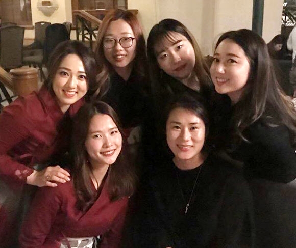 2017년 11월 아시아태평양컬링선수권대회에서 우승하고 다함께 식사하는 여자컬링 대표팀. 아래 왼쪽은 김은정, 오른쪽은 김민정 감독.  김민정 여자컬링 감독 제공=연합뉴스