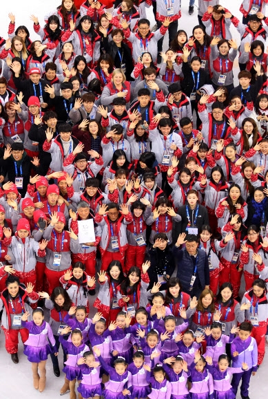 평창동계올림픽 쇼트트랙, 피겨스케이팅 경기장인 강릉 아이스아레나에서 23일 자원봉사자들과 조직위 관계자들 그리고 화동 등이 모여 기념촬영을 하고 있다. 경기장에서 올림픽 기간의 모든 경기일정이 끝나면 치러지는 하나의 의식 같은 것이다. 연합뉴스