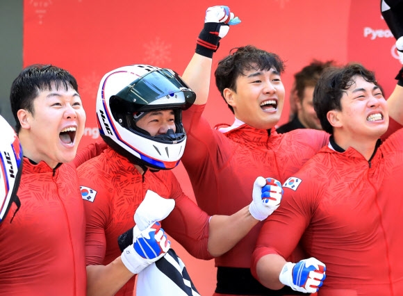 25일 강원 평창 슬라이딩센터에서 열린 평창동계올림픽 봅슬레이 남자 4인승 4차 주행을 마치고 한국 봅슬레이 사상 첫 은메달을 확정한 원윤종(왼쪽부터), 김동현, 전정린, 서영우가 기쁨을 함께하고 있다. 평창 연합뉴스