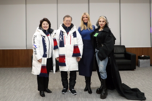 문재인 대통령 내외가 25일 오후 강원도 평창 올림픽스타디움에서 열린 2018평창동계올림픽 폐회식을 마치고 이방카 트럼프 백악관 보좌관과 함께 가수 씨엘과 함께 기념촬영을 하고 있다.  청와대 제공