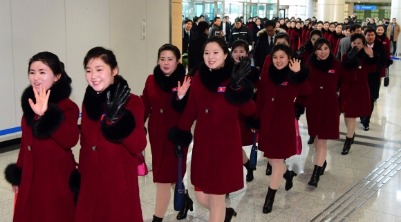 26일 도라산 남북출입사무소에서 북한응원단이  손을 흔들며 출경을 하고 있다.  사진공동취재단