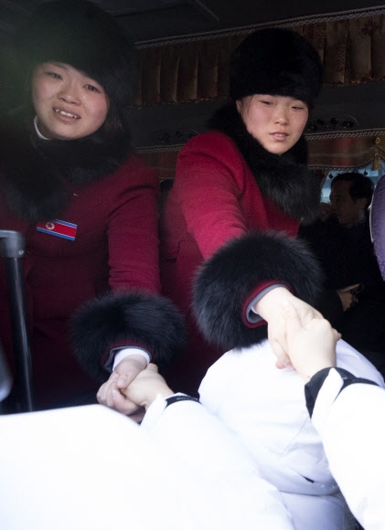 평창동계올림픽 대단원의 막을 내린 지 하루가 지난 26일 강원 강릉올림픽선수촌에서 귀환하는 버스에 탑승한 북측 여자 아이스하키 선수들이 한 달여간 동고동락한 남측 선수들의 손을 맞잡고 작별 인사를 하고 있다. 지난달 25일 방남한 북측 아이스하키 선수 12명은 남측 선수들과 단일팀을 이뤄 올림픽 무대에 나섰다. 북측 선수들은 배웅 나온 남측 선수들과 서로 부둥켜안고 눈물을 훔치며 이별의 아쉬움을 달랬다. 강릉 연합뉴스