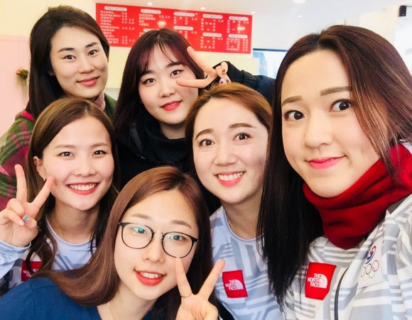 2018 평창동계올림픽에서 은메달을 딴 여자컬링 대표팀이 27일 대구의 한 카페에서 단체 셀카를 찍고 있다. 왼쪽 위부터 시계방향으로 김민정 감독, 김초희, 김영미, 김경애, 김선영, 김은정. 연합뉴스