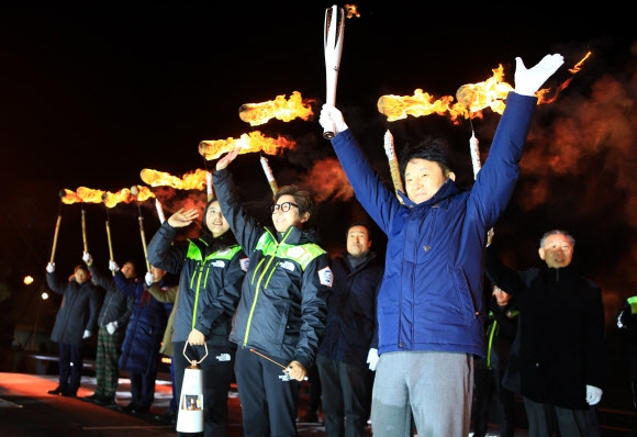 원희룡(오른쪽) 제주지사가 2일 저녁 제주들불축제가 진행 중인 제주시 애월읍 새별오름에서 들불 불씨에서 채화한 2018평창동계패럴림픽성화를 들어 보이고 있다. 연합뉴스